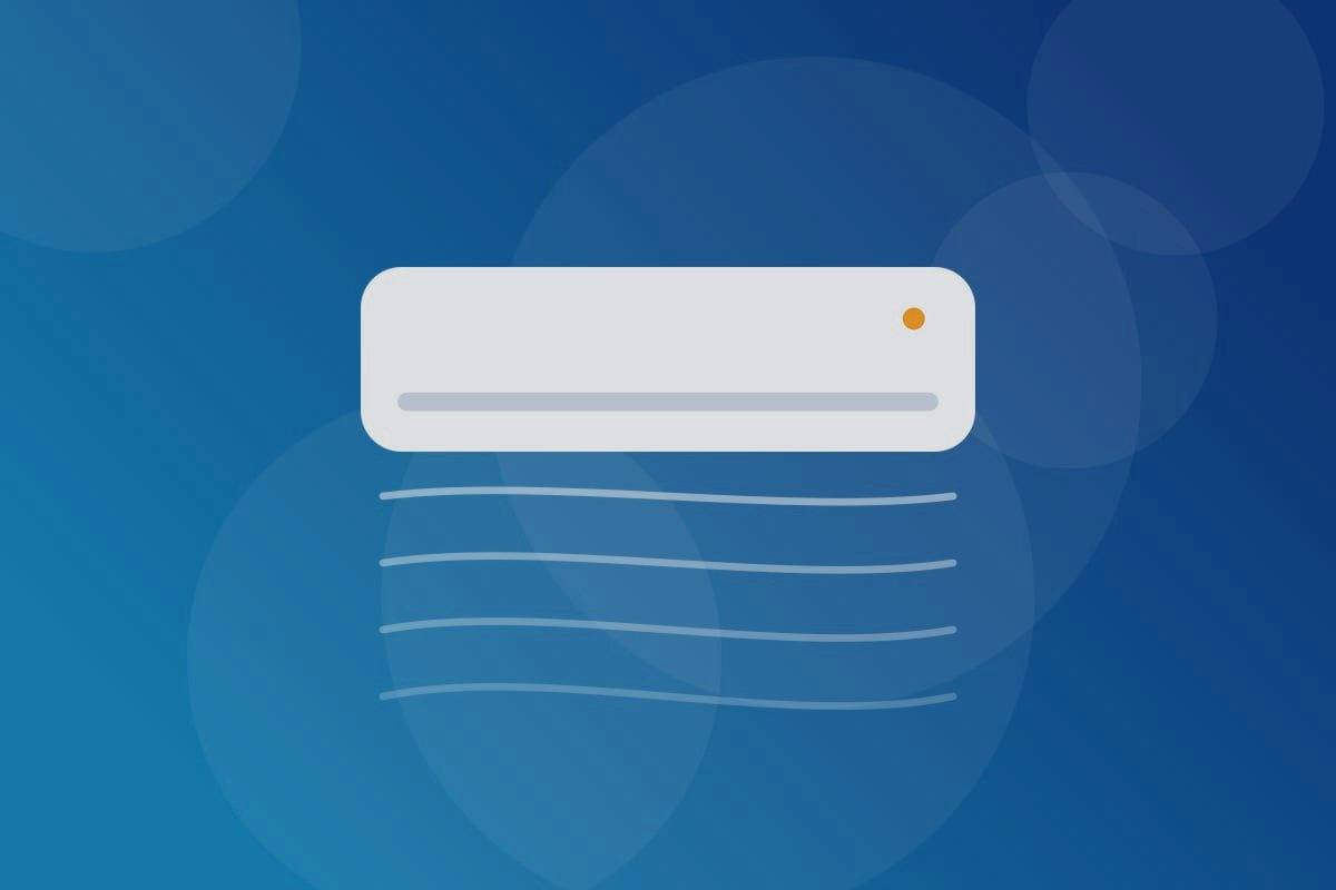 Técnico retirando a unidade interna de um ar-condicionado da parede